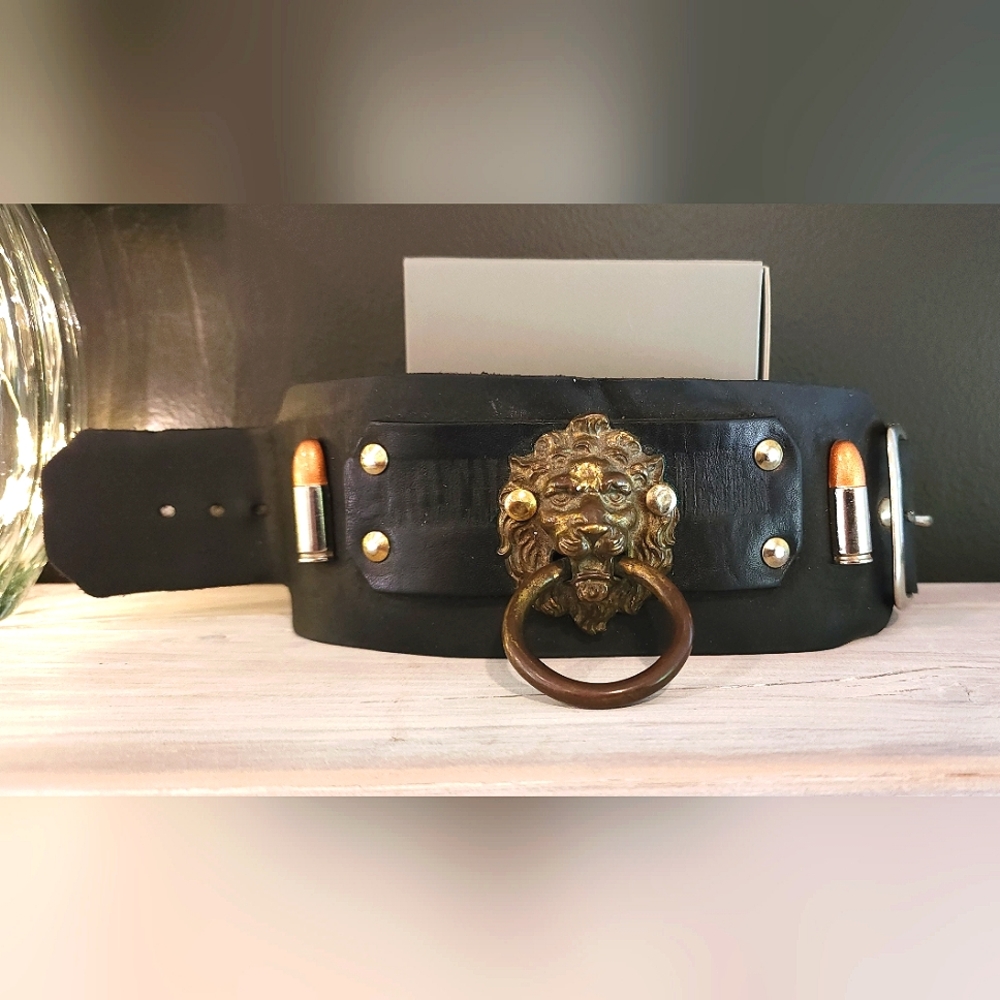 WRISTBAND – Leather, black/brass, lion doorknocker, buckle closure, 9.75"